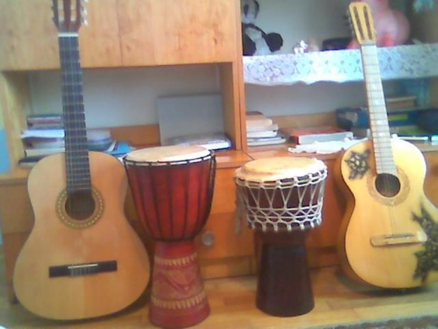 Od lewej: gitarka Marci, djembe Matiego, djembe Maria i moja gitarka :) #instrumenty