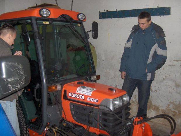 Baza dydaktyczna szkoły oprócz wspominanego wcześniej Volskwagena Transportera wzbogaciła się również o mini ciągnik ogrodniczy, agregat tnący, 2 przyczepy oraz rozsiewacz przyczepiany nawozów i wapna. #Sobieszyn #Brzozowa