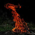 Duże ognisko + wiatr = depilacja ogniowa mojej prawej ręki ]:->
coś mi tu śmierdzi spalenizną :D
ps. tu też ponoć widać feniksa z głową zwróconą w prawo ;)
tym razem powstał z palonych notatek - w końcu mamy WAKACJE! #ogień #ognisko