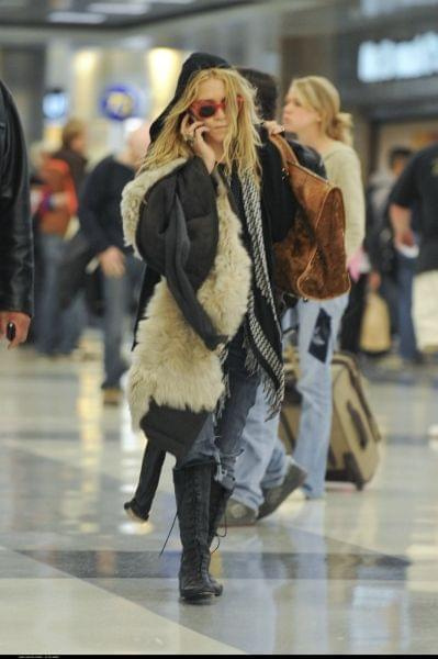 MK arrives from New York into Los Angeles airport-paparazzi listopad 2007