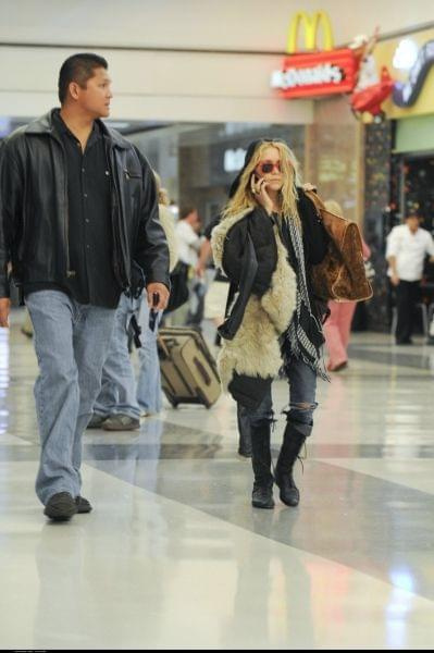 MK arrives from New York into Los Angeles airport-paparazzi listopad 2007