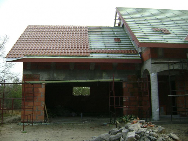 2007 grudzień Ukladanie dachówki nad garażem_elewacja frontowa