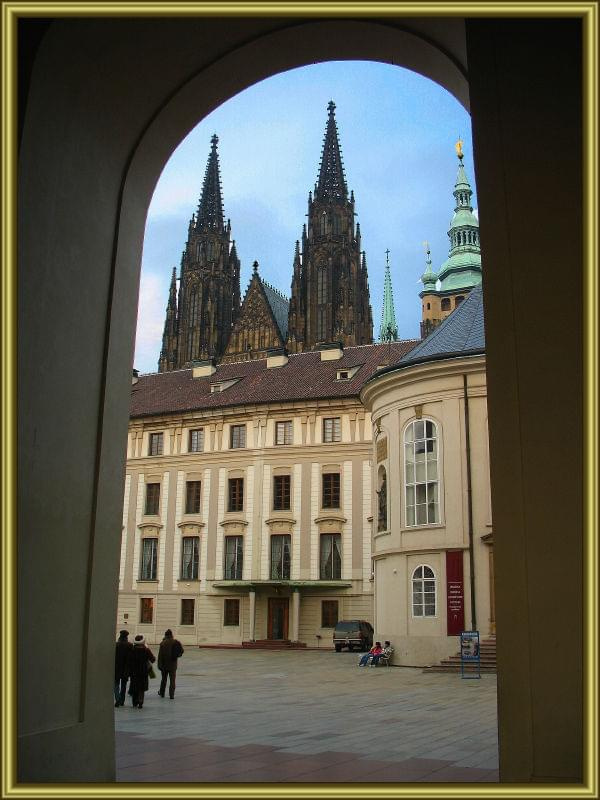 katedra św.Wita w tle przez bramę zamku Praskiego #Praga