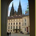 katedra św.Wita w tle przez bramę zamku Praskiego #Praga