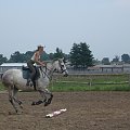 Celinka uczy się przejeżdżać przez drążki