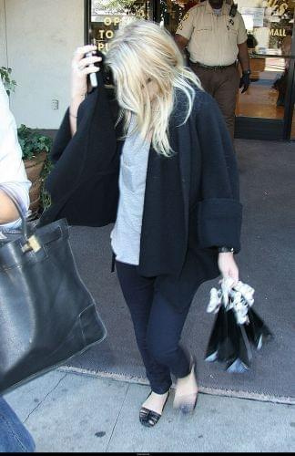 Ashley walking in Beverly Hills-paparazzi grudzień 2007