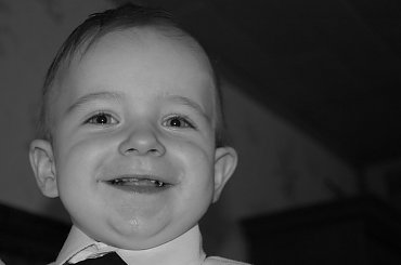 Uśmiech cały jest z dobra, światła, spokoju, prawdy i czasu. Jako nieodwołalny sygnał uwagi jest jednym z bezcennych drobiazgów życia. Jest dokonującą się od zaraz zmianą na lepsze. #uśmiech