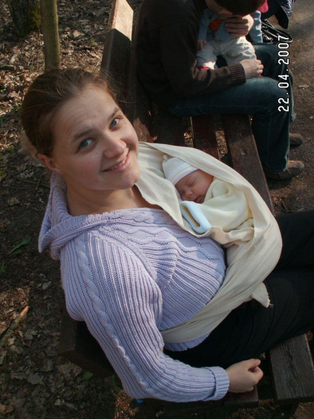 mój pierwszy spacer w chuście - 22.04.2007