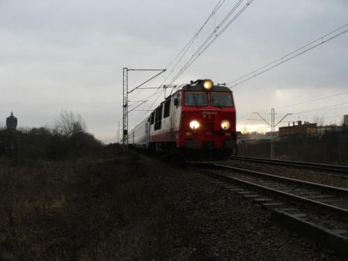 EP09-043 z pociągiem InterCity ''Odra'' relacji Warszawa - Wrocław jedzie z prędkością szlakową (100 kmh) w kierunku Gliwic.