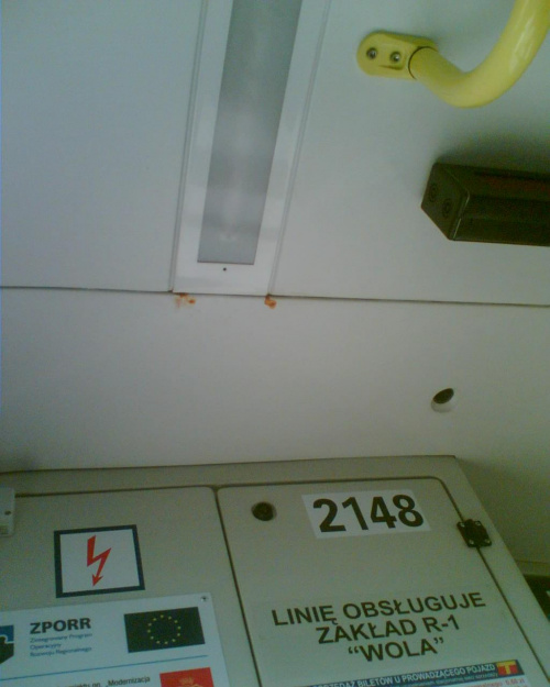 Tramwaj typu 123N z 2007 roku pada ofiarą... Rdzy. Widoczne zacieki, czyli rdzewieje pewnie jakiś element konstrukcji stropu. Inną sprawą jest to, że sam fakt, że tramwaj przecieka źle o nim świadczy...