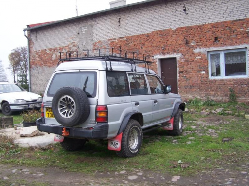 Zamontowane progi pod dzrwiami.Przymiarka bagaznika.Koncowka pazdziernika 2007-tuz przed powrotem do UK #pajero