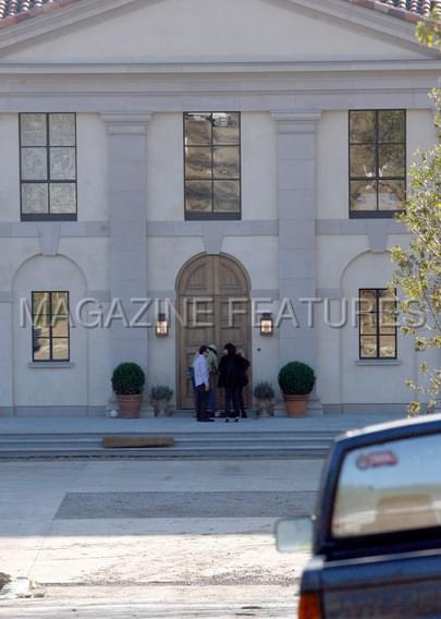 Ashley gets in her car in West-Hollywood and checks out a house-paparazzi styczeń 2008