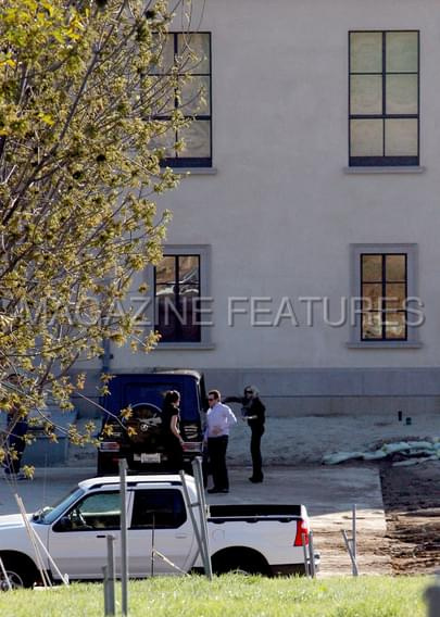 Ashley gets in her car in West-Hollywood and checks out a house-paparazzi styczeń 2008