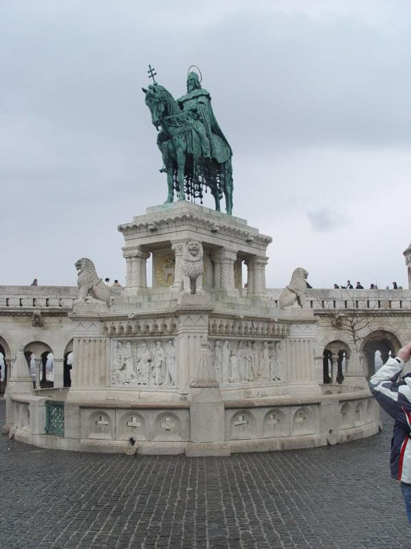 Budapeszt - pomnik króla Stefana przed Basztą Rybacką na Wzgórzu Zamkowym #węgry #wycieczka #wino #eger #budapeszt
