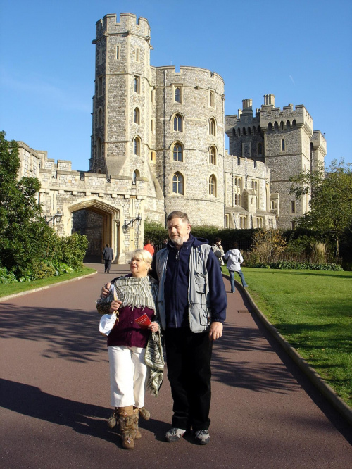 WINDSOR. Baszty w tle, a z przodu my, czyli małżonka i ja. #Windsor #wycieczka #zwiedzanie #rodzina
