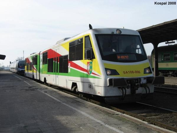 17.02.2008 SA108-006 jako pociąg osobowy rel.Kostrzyn - Krzyż czeka na odjazd, z tyłu pociąg przewoźnika NEB czeka na odjazd do Berlina.