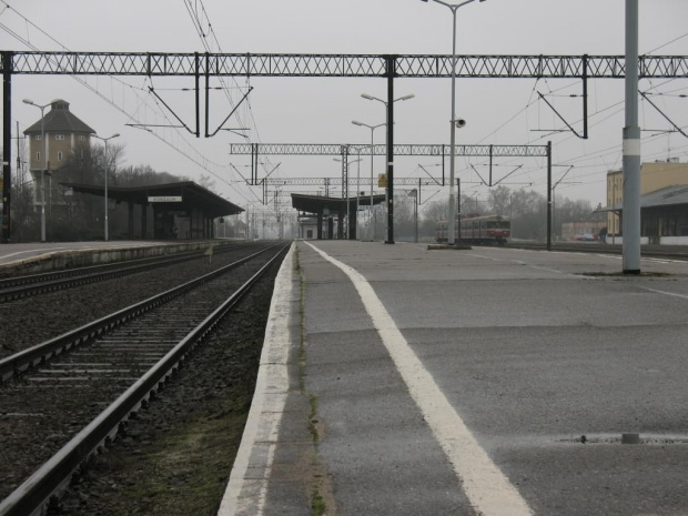 Koszalińskie pustki... Brak żywej duszy... Stoi tylko kibel (EN57-957), którego nikt dawno nie czyścił i nie korzystał... #StacjaPKPKibelEN57Pusto