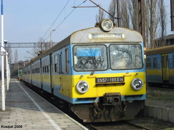 24.02.2008 EN57-1953 stoi przy peronie 3a i czeka na godzinę odjazdu do Szczecina Gł.