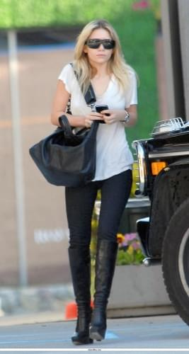 Ashley leaving a building in Culver City-paparazzi luty 2008