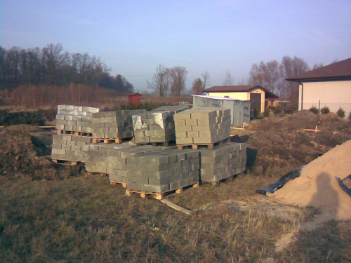 Listopad 2007 - Bloczki fundamentowe na budowie