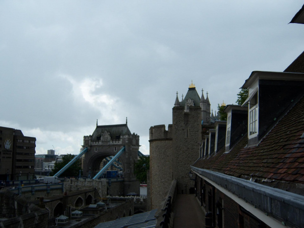 TOWER BRIDGE z TOWER OF LONDON