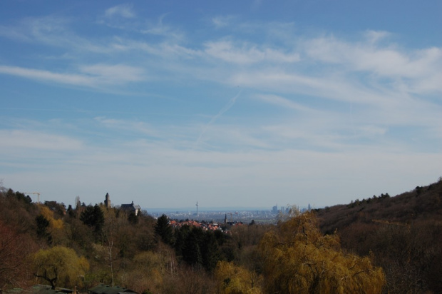 cd. ZOO w Königstein. Köningstein i na dalszym planie Frankfurt nad Menem widziany z gor Taunus gdzie znajduje sie "Opel" ZOO.