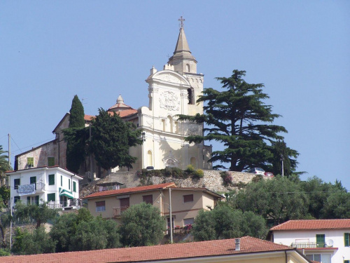 kościółek na wzgórzu z widokiem na okolice Imperii-( początkowe zdjecia)