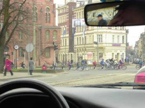 peleton ulicami Torunia, skutecznie zatamował ruch na dluższą chwilę