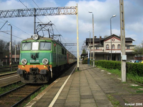 19.04.2008 (Czerwieńsk) EU07-416 z Bachusem do Gdyni stoi gotowy do odjazdu.