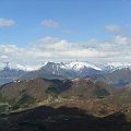 Widok na góre Koppefjellet 482 m.n.p.m i jeziorko Hoeystoeylsvatnet 236 m.n.p.m . W tle alpy sunnmorskie