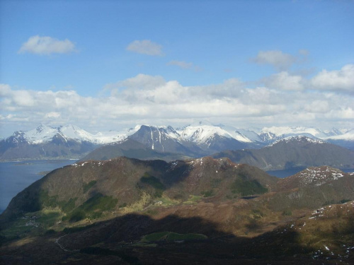 Widok na góre Koppefjellet 482 m.n.p.m i jeziorko Hoeystoeylsvatnet 236 m.n.p.m . W tle alpy sunnmorskie