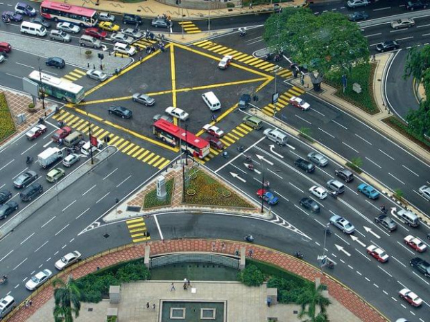 widok z Sky Bridge pomiędzy wieżami Petronas, Kuala Lumpur