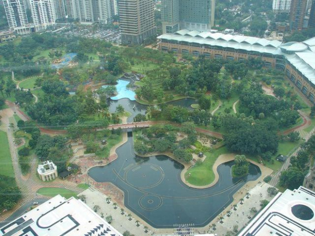 widok z Sky Bridge pomiędzy wieżami Petronas, Kuala Lumpur