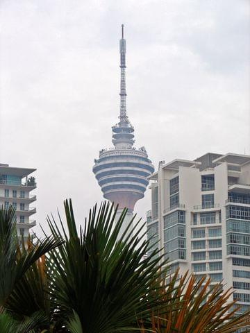 Widok na wieżę TV z parku przed Petronas Twin Towers