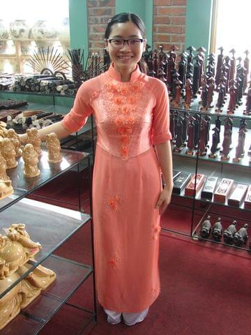 Wietnamka w odświętnym tradycyjnym stroju