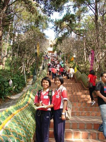 schody prowadzące na Wat Phrathat Doi Suthep - świątynia buddyjska na wzgórzu Doi Suthep niedaleko Chiang Mai