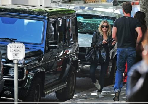 Ashley getting into her car in Los Angeles-paparazzi kwiecień 2008