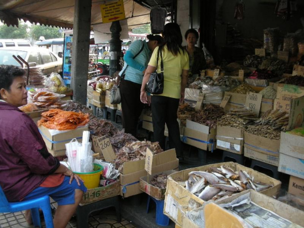 Bangkok - targ obok przystani Tha Tien #jedzenie #Azja #Bangkok #Tajlandia