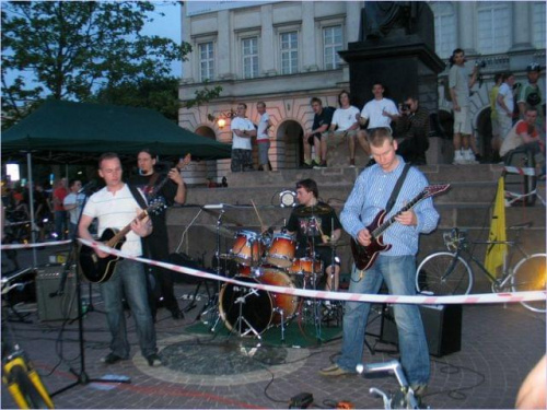 Występ zespołu Śrubka po zakończeniu przejazdu Masy Krytycznej.
Warszawa, 30 maja 2008 rok.