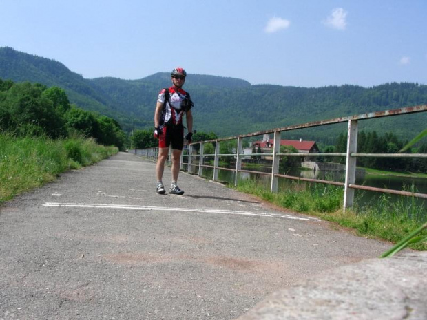 Zalew radkowski. Z tyłu widoczny Szczeliniec Wielki w Górach Stołowych