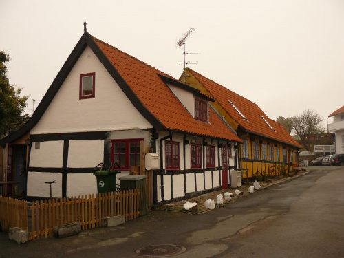 Małe, ciasne, skromne, ale zadbane i urocze domki - tak jest wszędzie... #bornholm #dania #ronne #morze #bałtyckie #brzeg #bałtyk #chata #chatka #dom #domek #willa