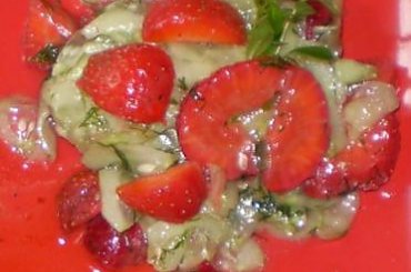 Surówka z ogórka z truskawkami.Przepisy na : http://www.kulinaria.foody.pl/ , http://www.kuron.com.pl/ i http://kulinaria.uwrocie.info #surówka #ogórek #obiad #truskawki #jedzenie #kulinaria #gotowanie #PrzepisyKulinarne