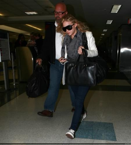 Ashley at LAX-paparazzi maj 2008