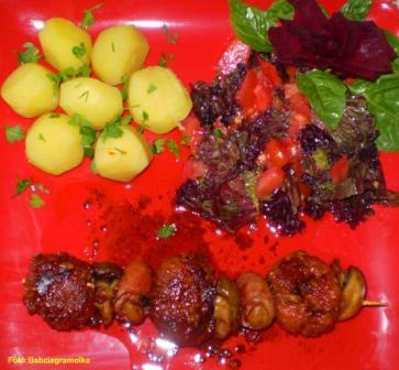 Kotleciki mielone ,, na patyczku ".Przepisy na : http://www.kulinaria.foody.pl/ , http://www.kuron.com.pl/ i http://kulinaria.uwrocie.info #mielone #obiad #jedzenie #DrugieDanie #gotowanie #PrzepisyKulinarne #kotlety #kulinaria