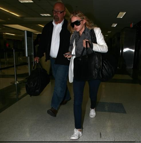 Ashley at LAX-paparazzi maj 2008