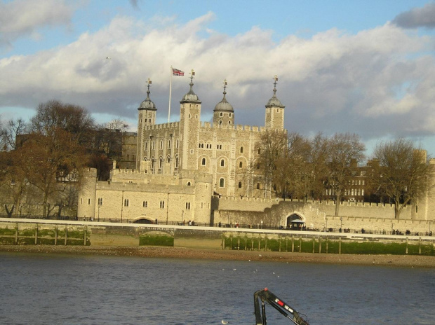 Więzienie #TowerOfLondon #Tamiza #chmurki #Niebo #Londyn