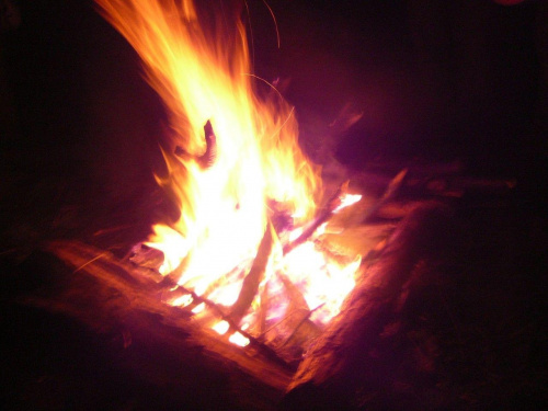"Najpiękniejsze ogniska, z trzaskiem płoną skry..." (by Viktor) #ogień #harcerskie #płomienie #fire