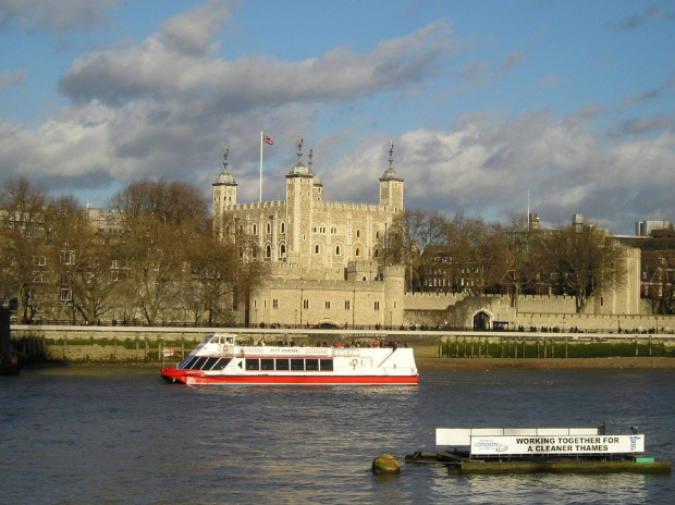 Kiedys wiezienie, dzis muzeum i mieszkanie dwuch ksiezniczek:) #chmurki #Tamiza #Londyn #TowerOfLondon #statek #Niebo