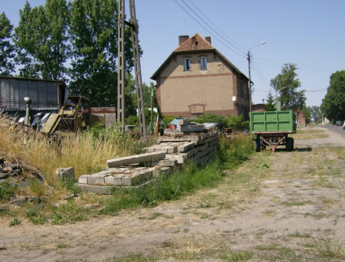 Opalenicka KD teraz... Poukładane podkłady betonowe z wąskotorówki w Dusznikach. 2 lipca 2008 r.
