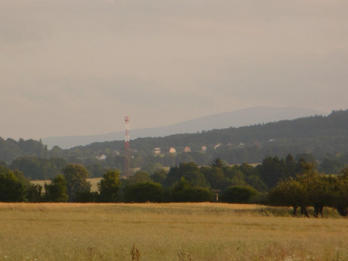 Sławniowice - widok w kierunku Republiki Czeskiej - widoczny jest maszt GSM w miejscowości Supikovice